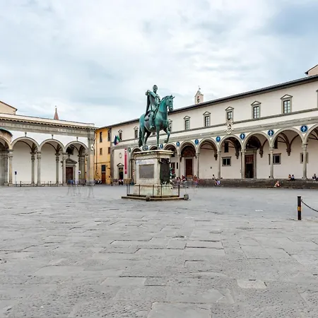Comodo Dietro Il Duomo Floransa